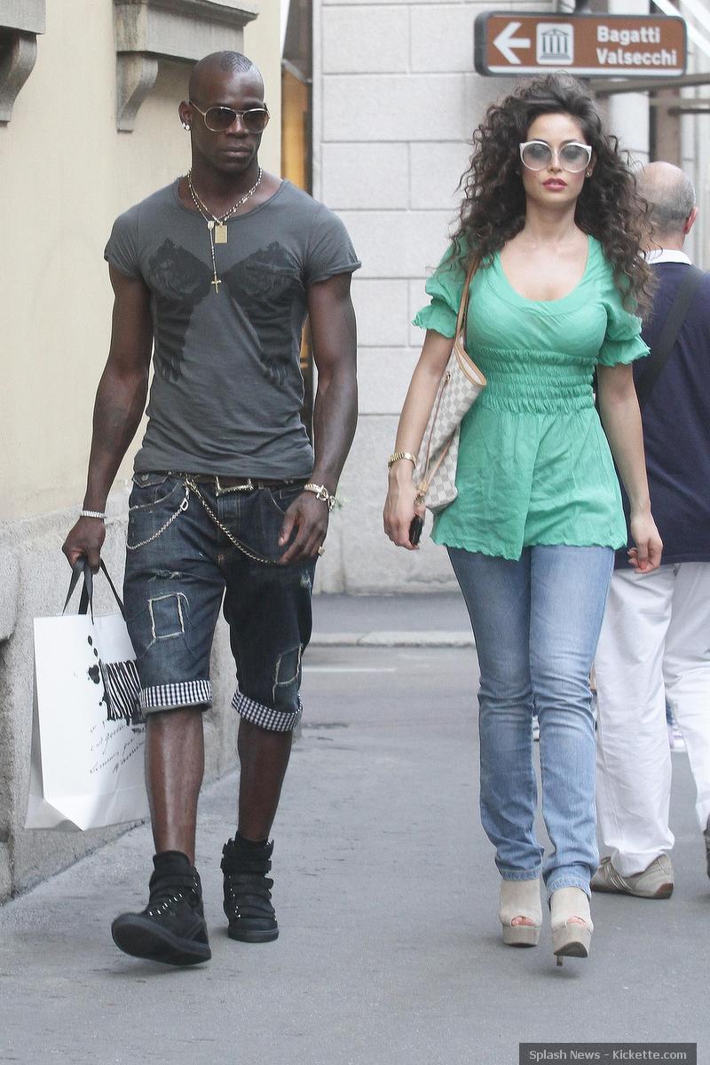 Fotografia Mario Balotelli And Raffaella Fico For Shopping In Milan 7785