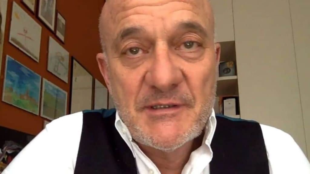 claudio bisio positivo al covid 19 l annuncio sto lottando