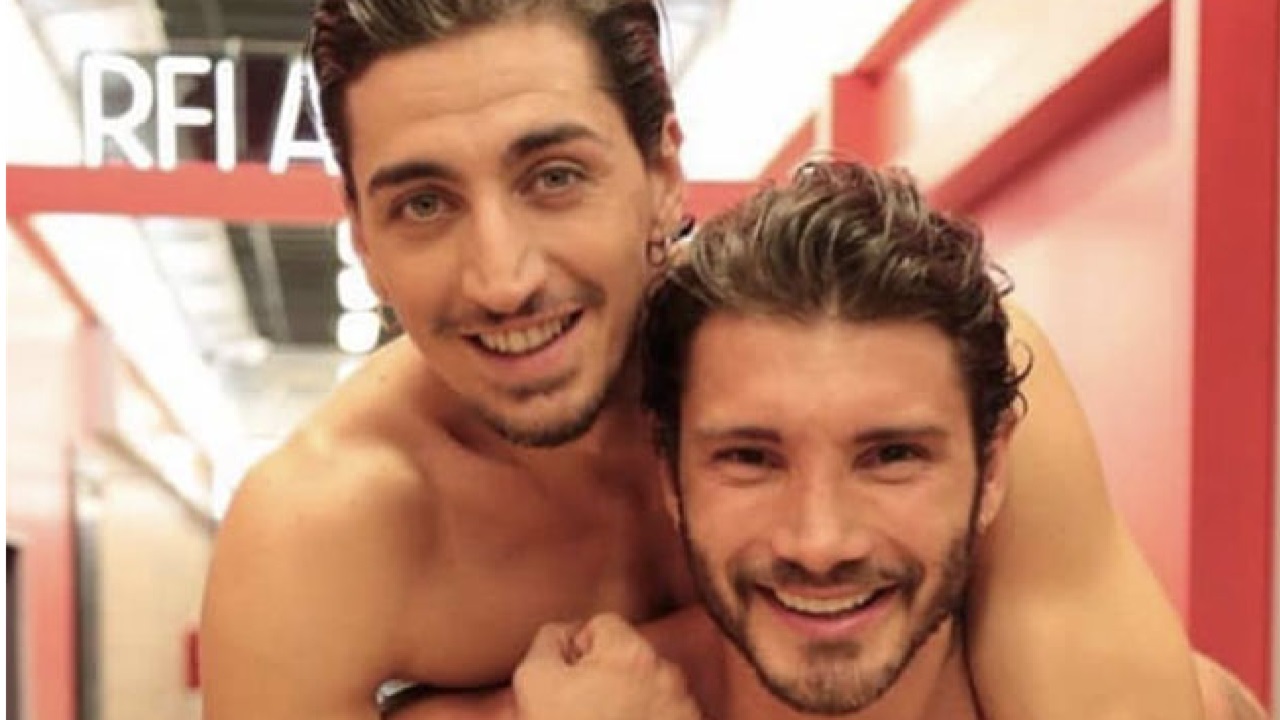 Marcello Sacchetta e Stefano De Martino abbracciati.