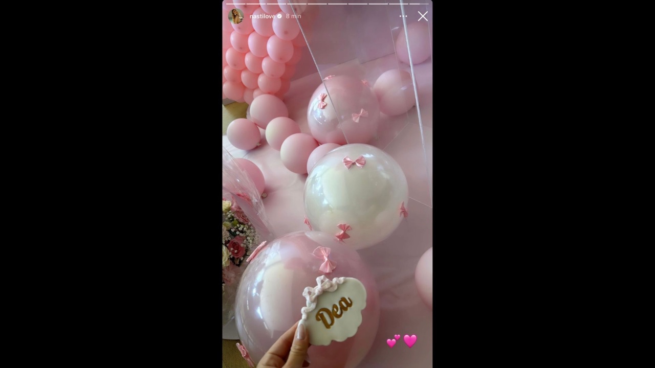 Palloncini rosa per l'arrivo di Dea Zaccagni