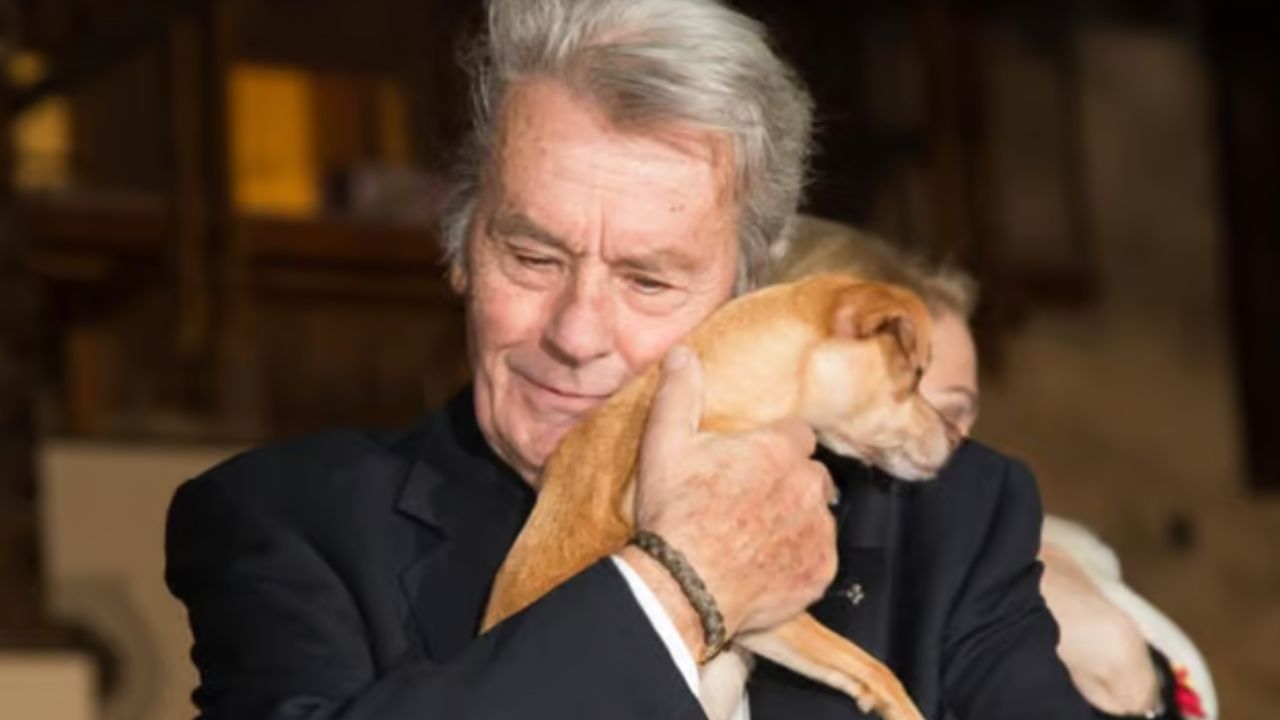 ultime volontà di alain delon, seppellito con il cane