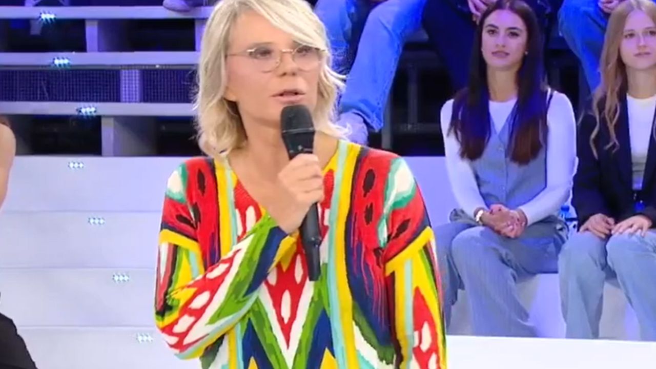 Il maglione di Maria De Filippi ad Amici fa tendenza