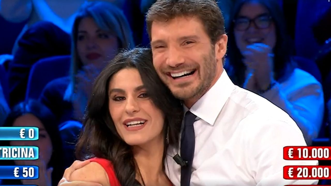 Stefano De Martino promuove STEP durante Affari Tuoi