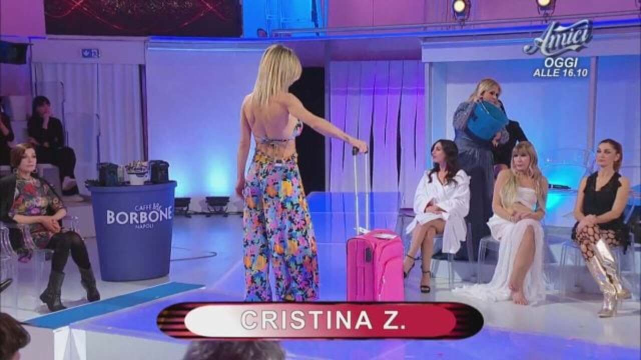 gemma sfila con un velo a uomini e donne, tina gavettone